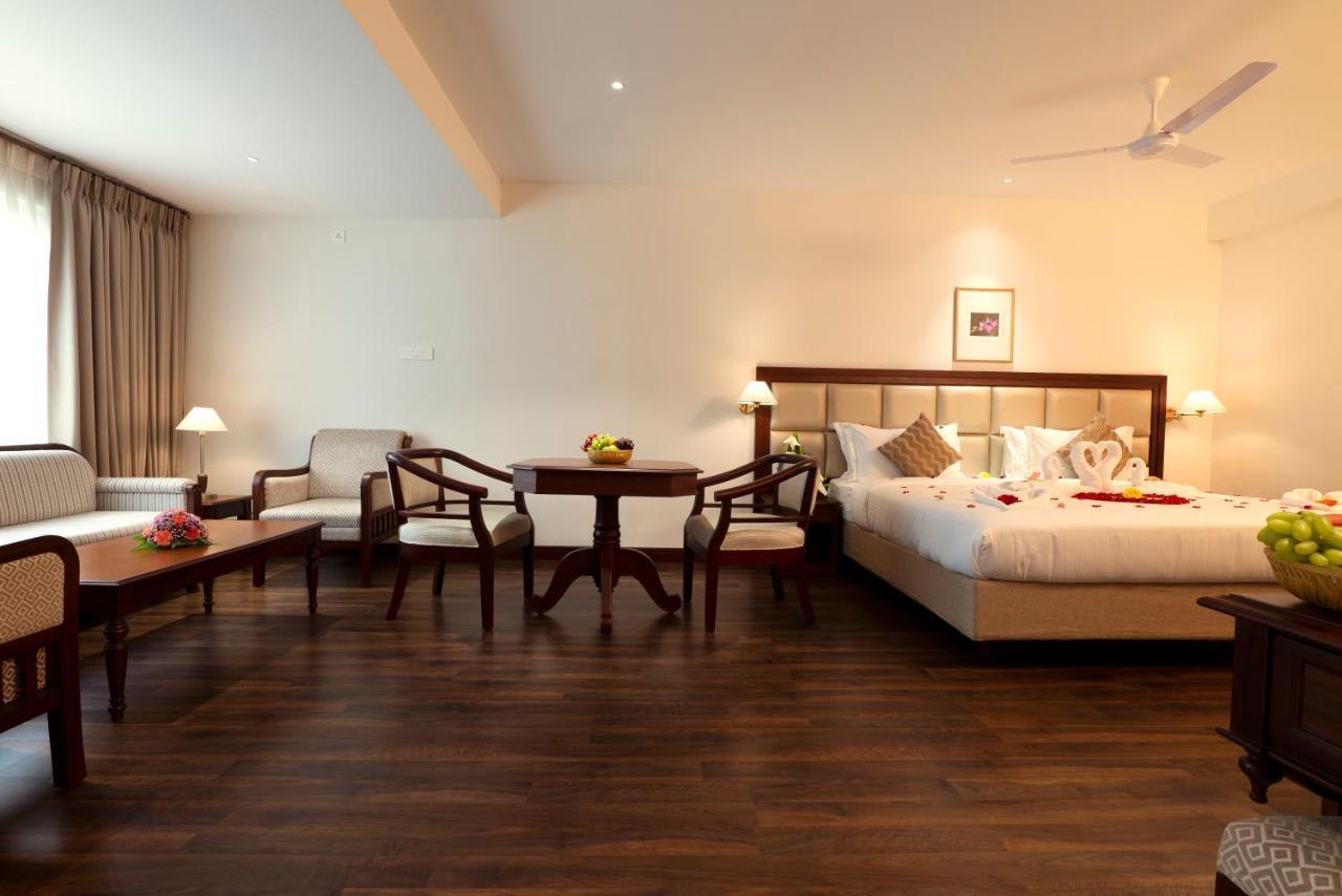 होटल Issacs Residency